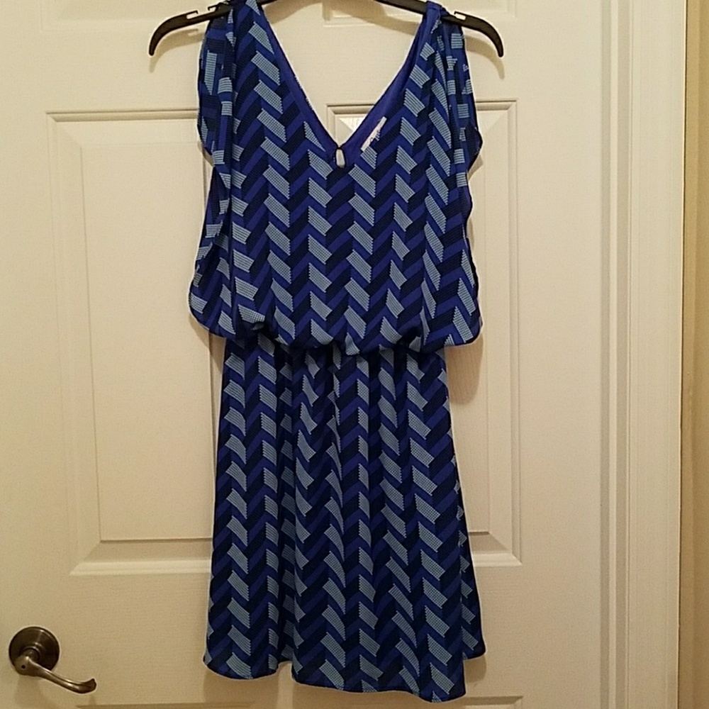 Sleeveless blouson dress.